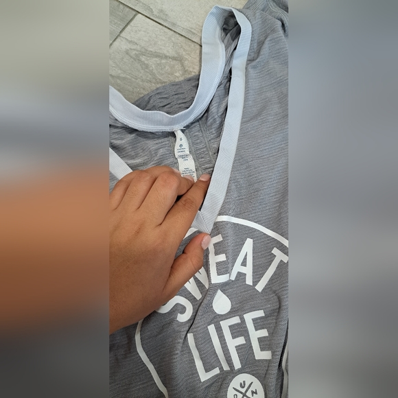 Lululemon tank 6 - Picture 3 of 4